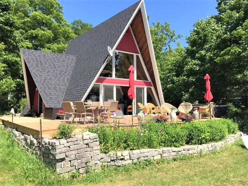 House with spa, terrace and views of Quebec City - Image 1