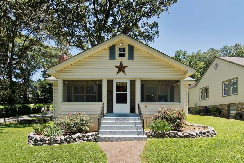 St Elmo Charming Cottage- 2BR w/ Screened-in Porch - Image 1