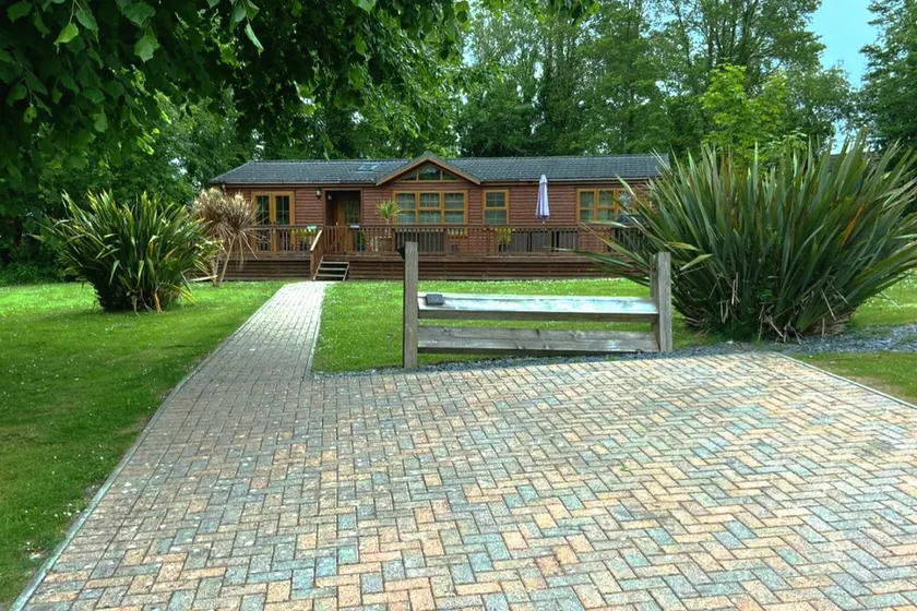 A luxury 2 bedroom lodge set in a quiet location - Image 1