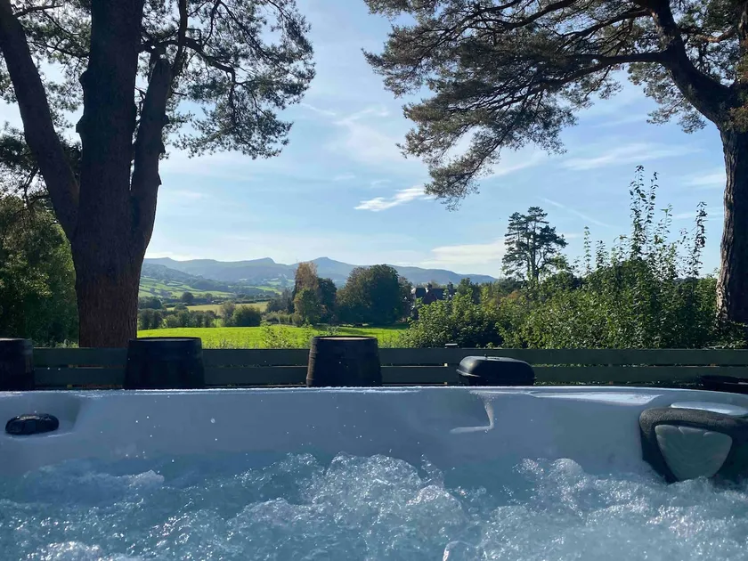 Mountain View Cottage, Hot Tub , Stunning Views - Image 1