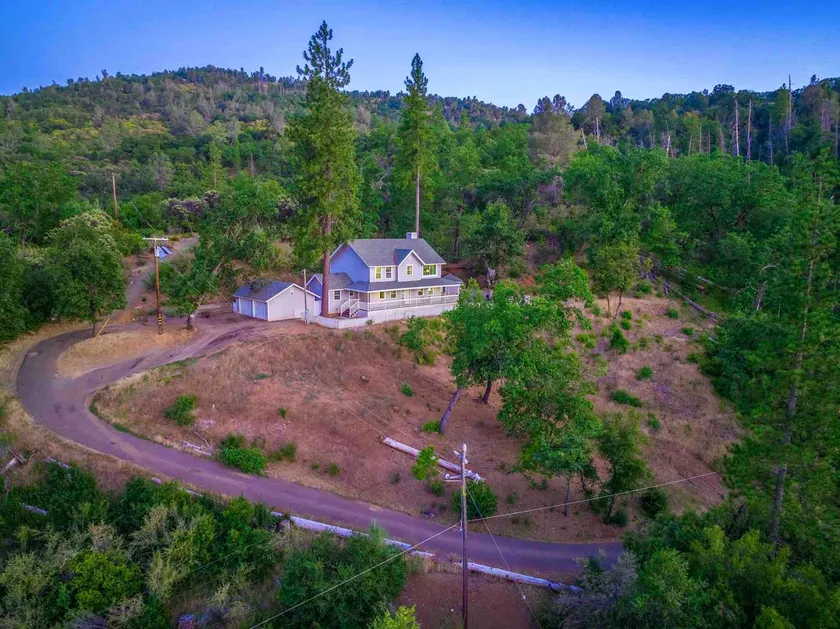 Yosemite Getaway with Stunning Views and HotTub - Image 1