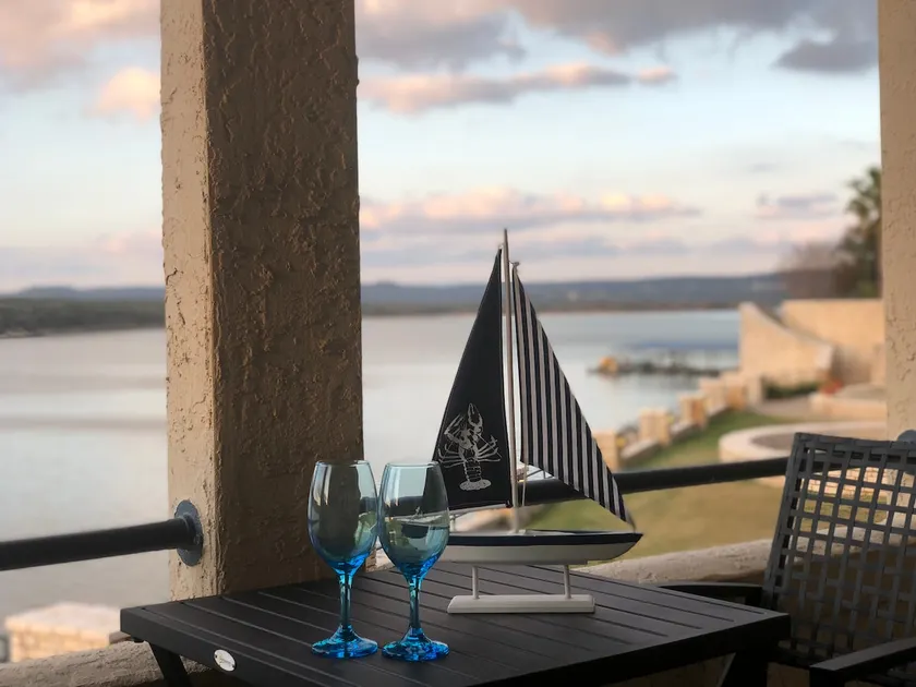 Luxuriöse Villa am See Travis Waterfront mit spektakulärem Blick auf den Sonnenuntergang - Image 1