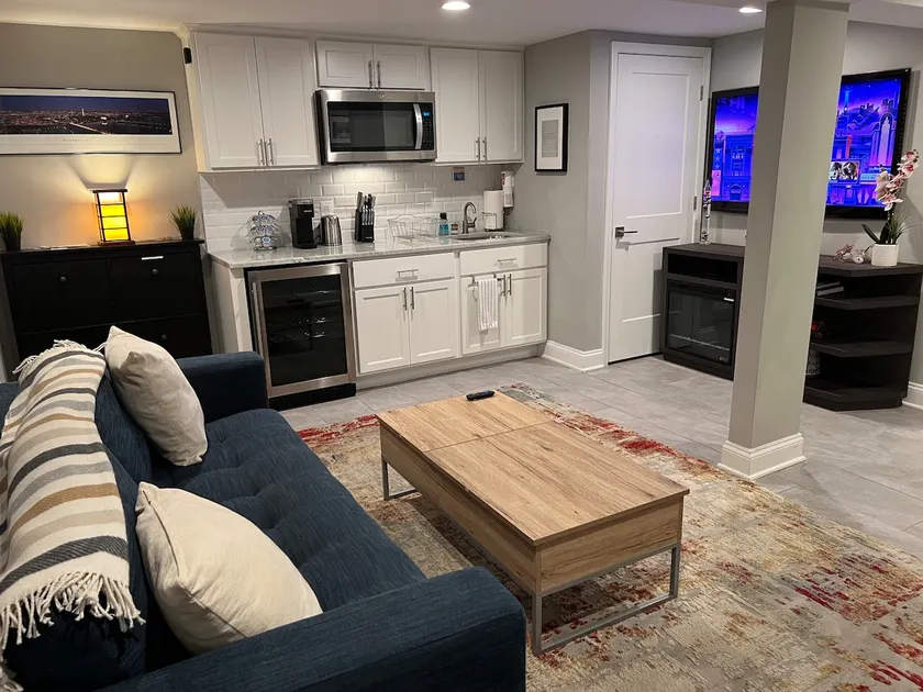 Upscale new apt w/ modern comforts - Image 1