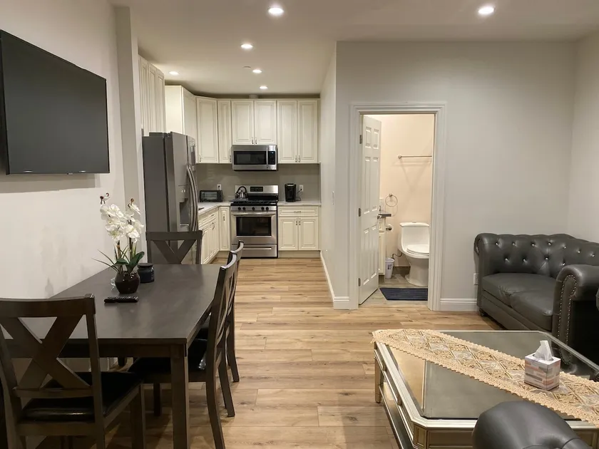 Glendale home close to Hollywood Walk and LA ZOO. - Image 1