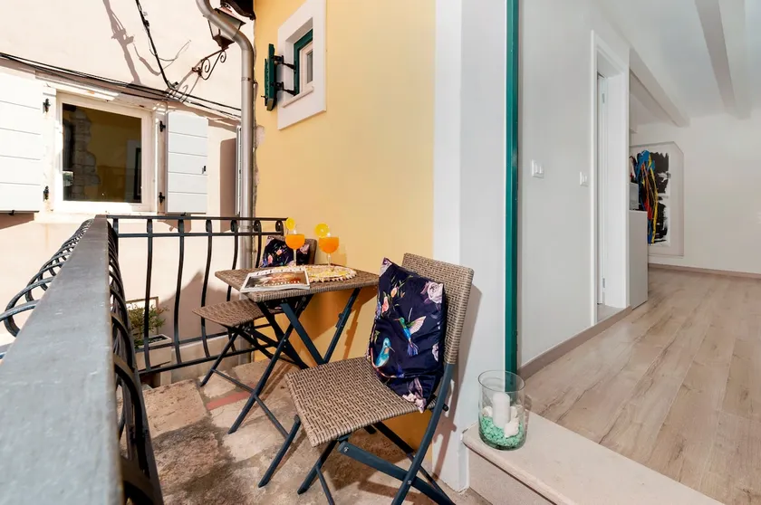 Yellow House - Duplex 1bed Apartment - Image 1
