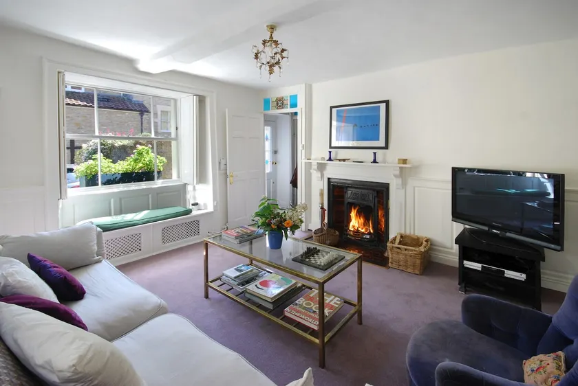 Charming Cottage in the Heart of Frome with parking - Image 1
