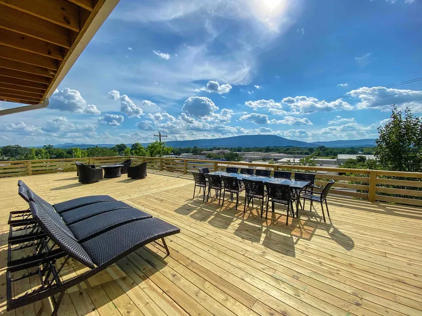 Made to entertain! Close to downtown with a view! - Image 1