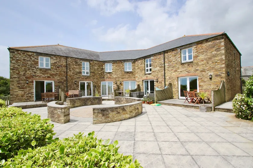 Two Bedroomed Holiday Cottage with Sea Views - Image 1