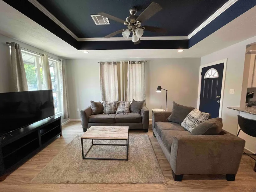 Chic Living - Image 1
