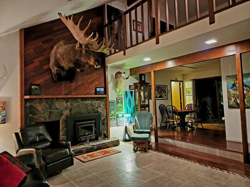3+Bedroom short walk to Hilltop Ski Resort/Trails - Image 1