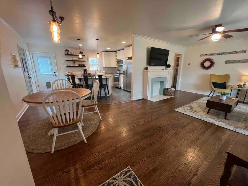 Cheerful, centrally located 2-bedroom - Image 1
