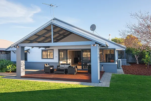 Light & Bright Large Family Home - beachside - Image 1
