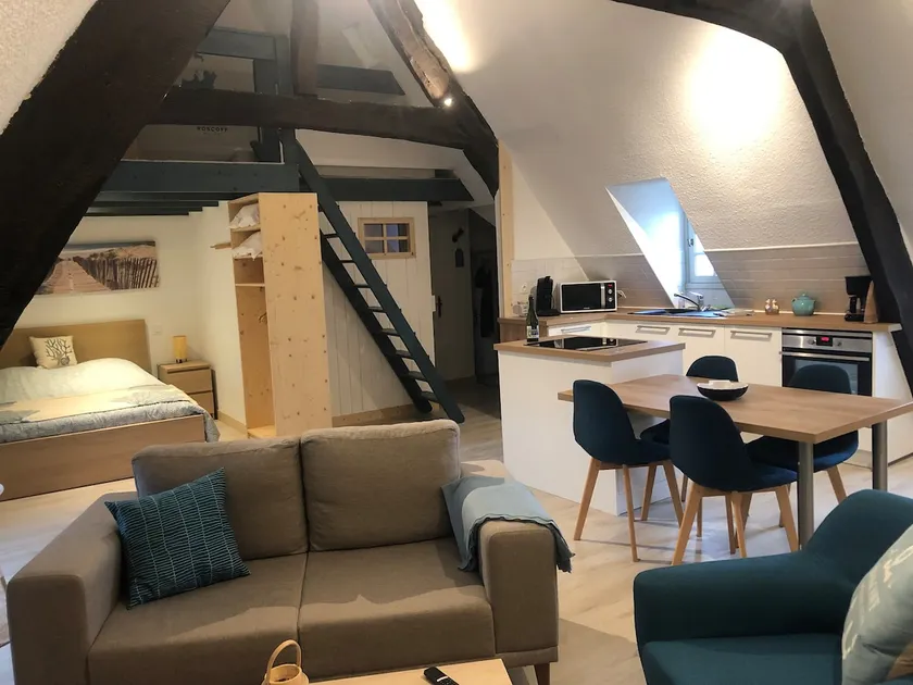 Spacious studio with sea view of the old port (WiFi) - Image 1