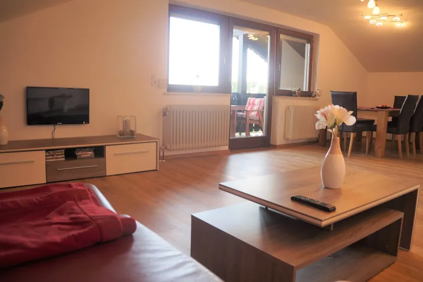 Beautiful three-room apartment with balcony and alpine view - Image 1