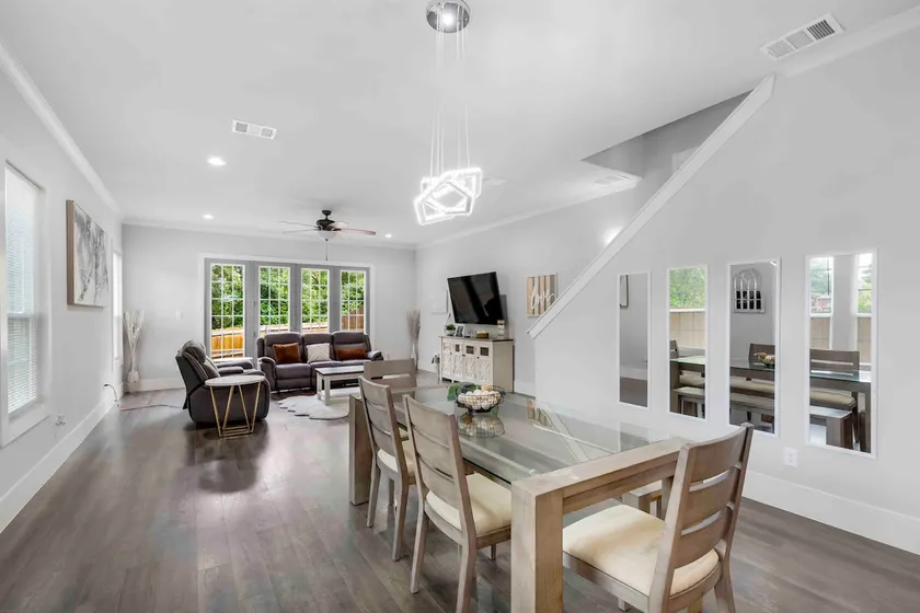 NEW Comfy, spacious, Modern - Image 1