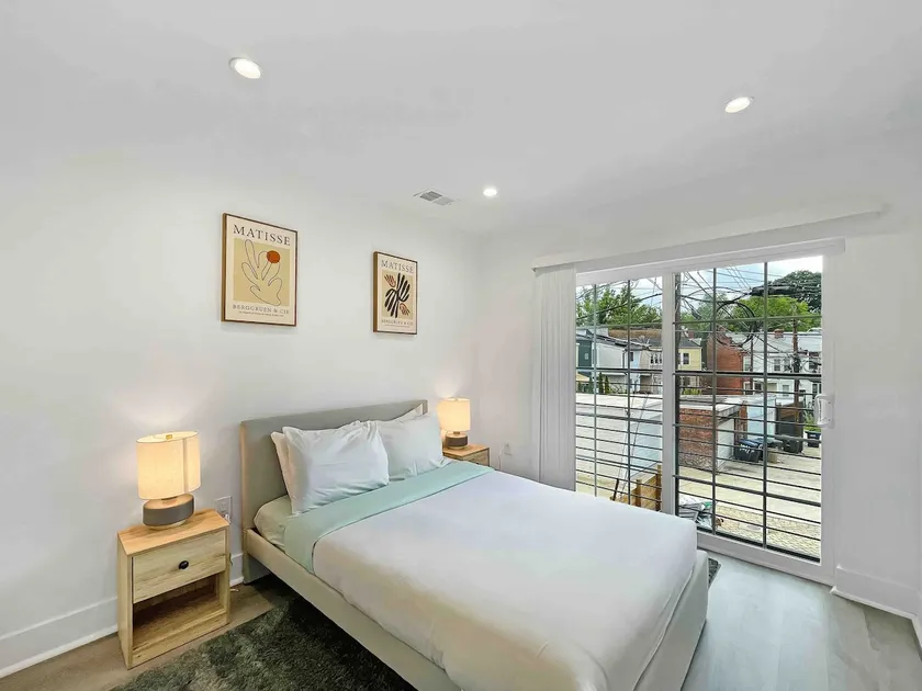Brand New Stylish Petworth Stay, Premium Amenities - Image 1
