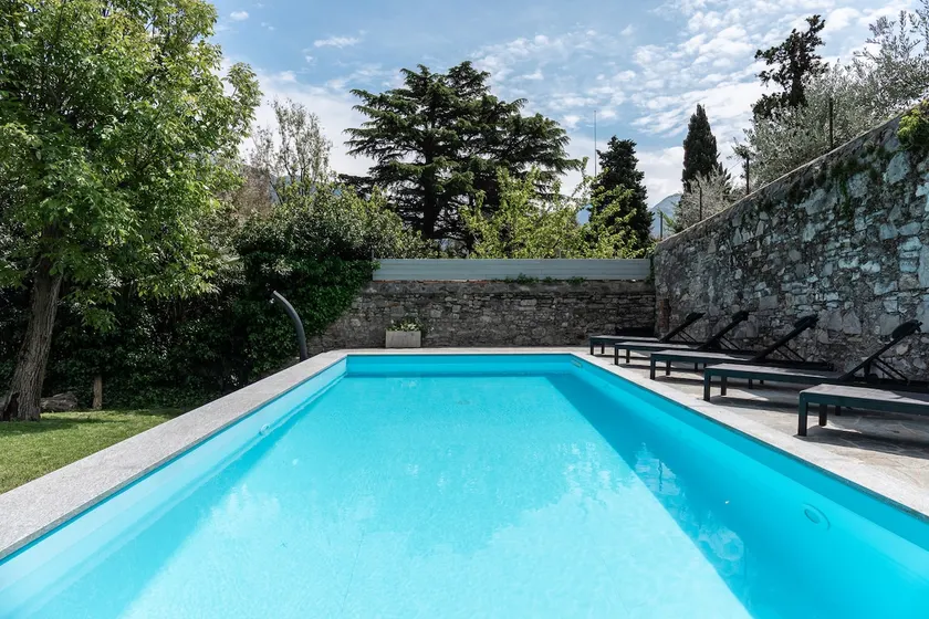 Fabulosa villa con piscina privada situada en un hermoso jardín con vistas al lago - Image 1