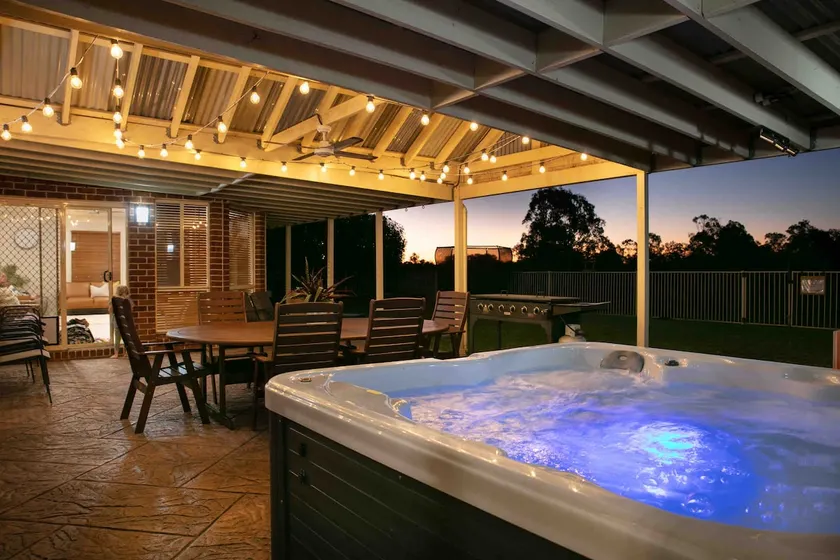 Hunter Valley Spa Family & Pet stay 16ppl 8bed - Image 1