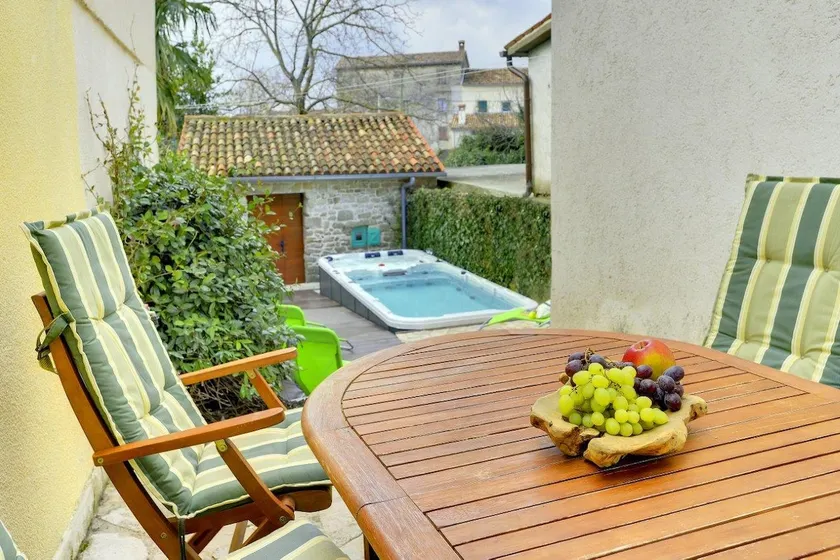 House with current pool and hot jacuzzi - Image 1