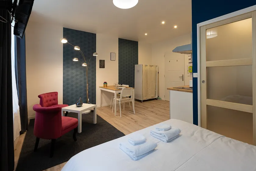 Luxury Studio-Bathroom - Image 1