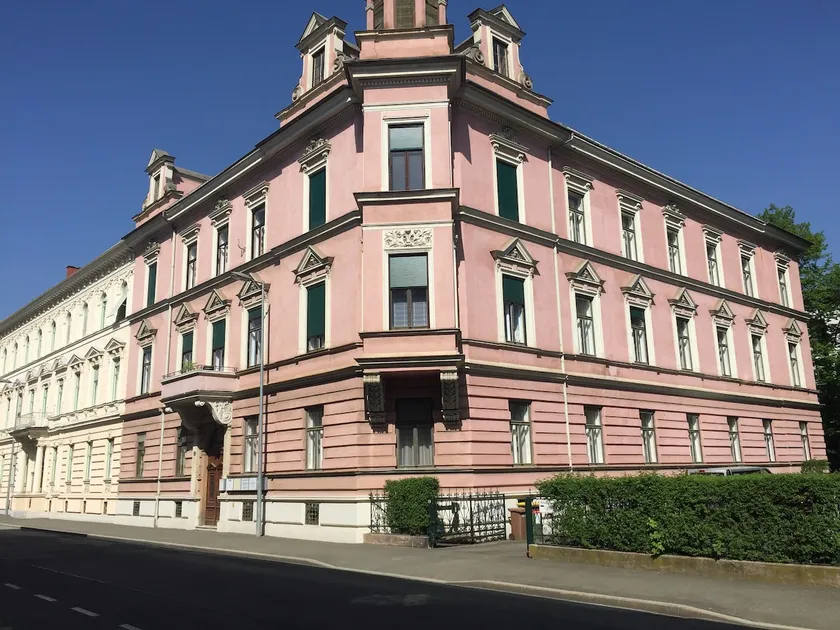 Centrally located apartment in old building - Image 1