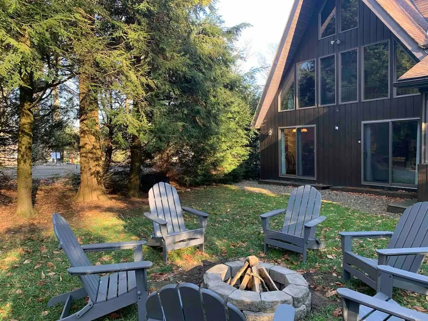 Lakeside Lodge—Secluded Family Getaway Sleeps 10 - Image 1