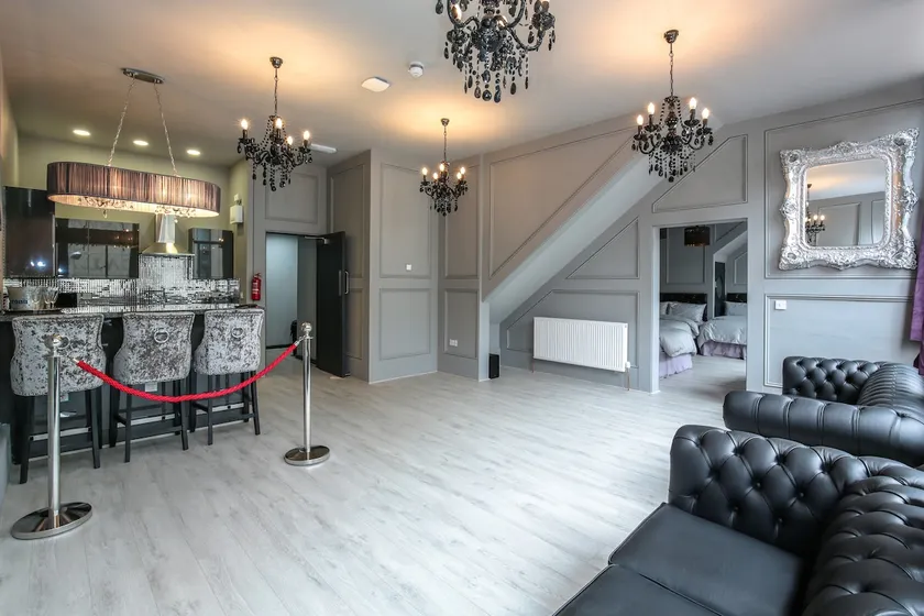 Manhattan Suite - sleeps 24! best city ctr spot! - Image 1