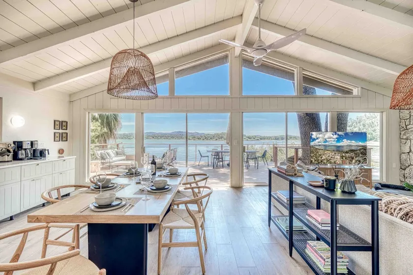 Superb lakefront getaway with spa, dock and views! - Image 1