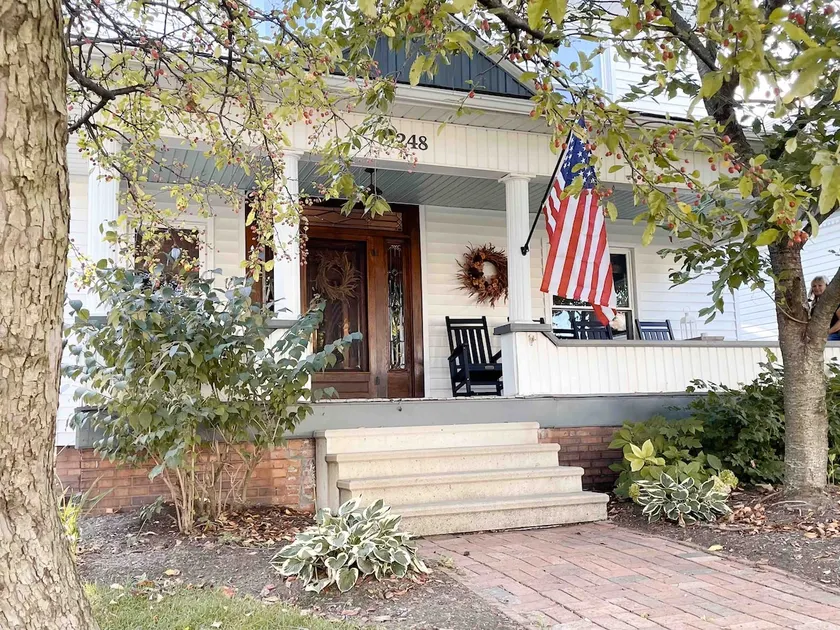 Charming 4 Bedroom Downtown Classic - Image 1