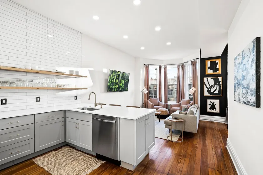 Luxury Loft Downtown with 2 Parking Spaces - Image 1