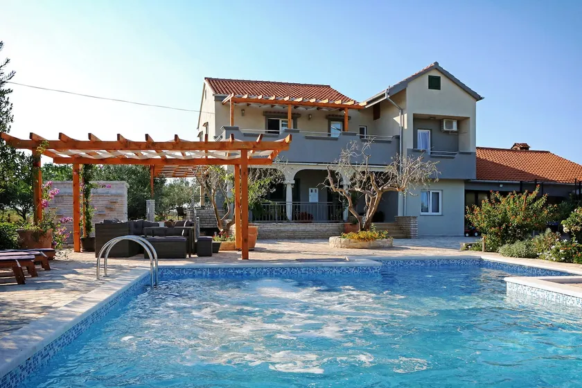 13+ beds heated pool house with a home gym, Nin - Image 1