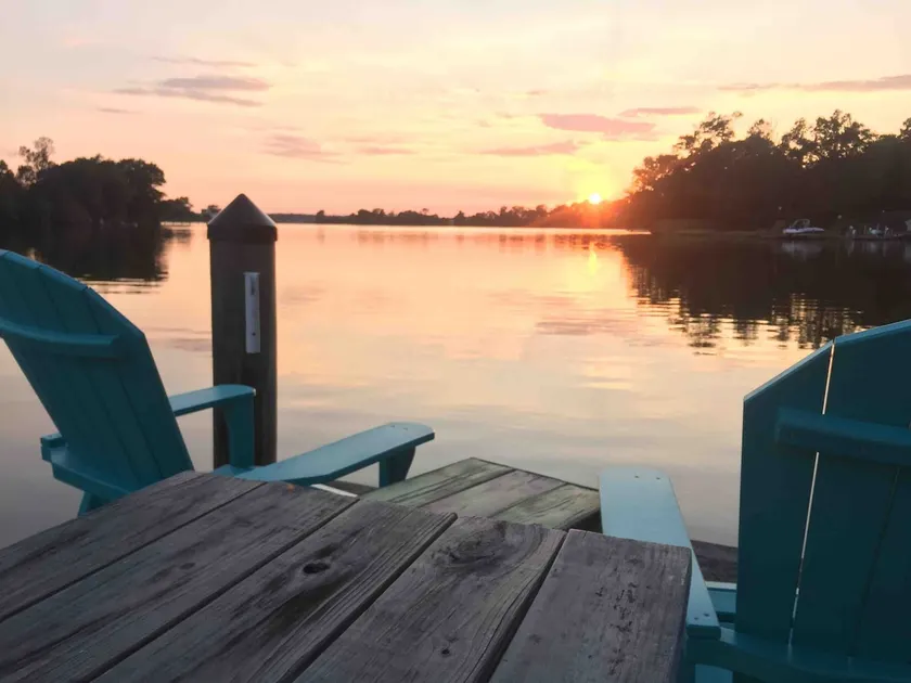 Riverfront Chalet Kayak/Canoe, pier, breakfast! - Image 1