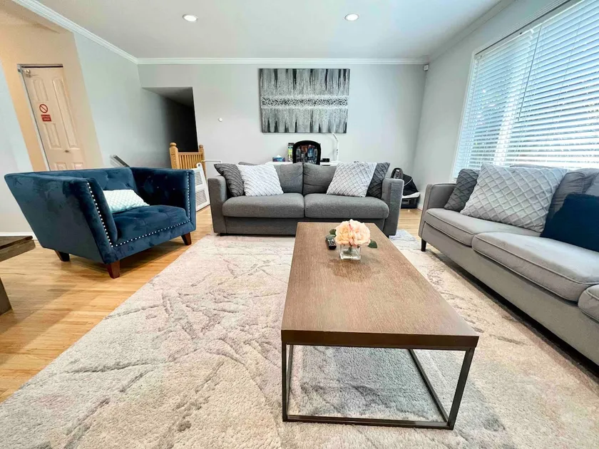3 Bedroom near Downtown Top Floor / 2 parking AC - Image 1