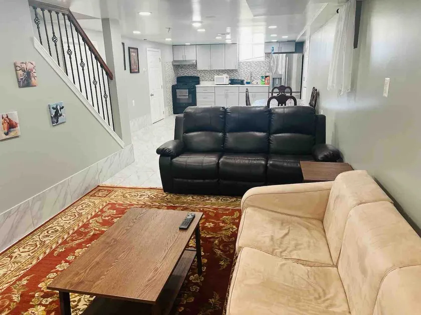 Pvt 2- bedroom apt (approx 950 sq.ft) with parking - Image 1