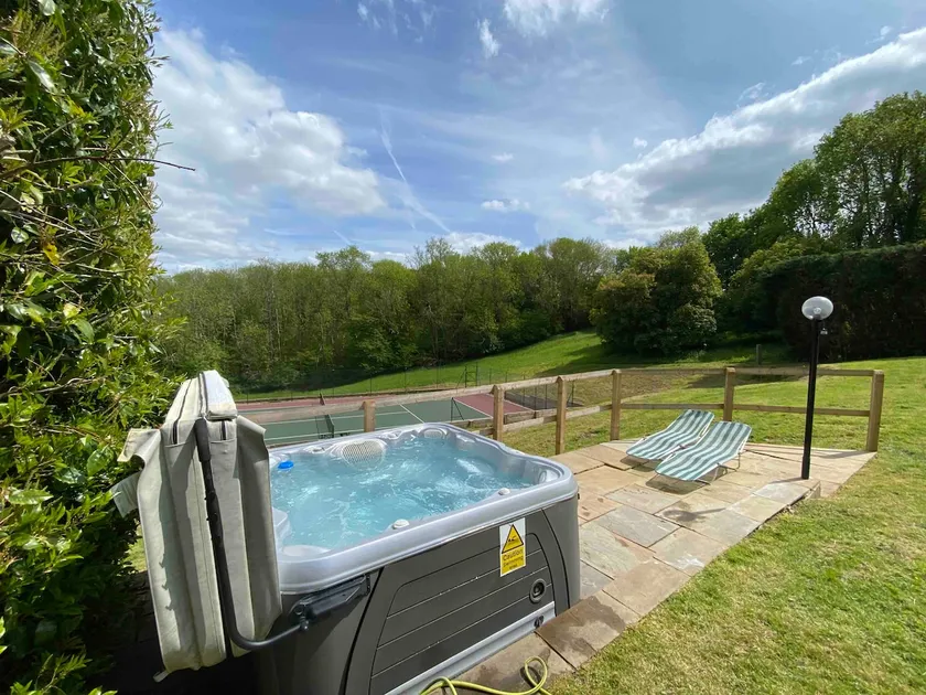 Sussex dream stay hot tub tennis - Image 1
