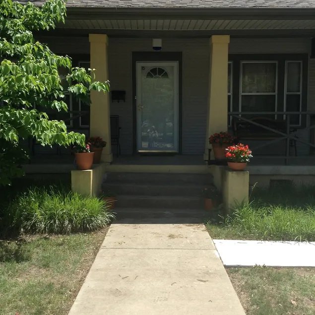Nice home, conveniently located - Image 1