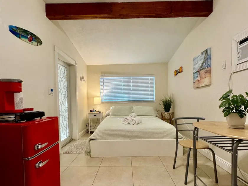 Quiet private room w/bath.4 min dr to beach - Image 1