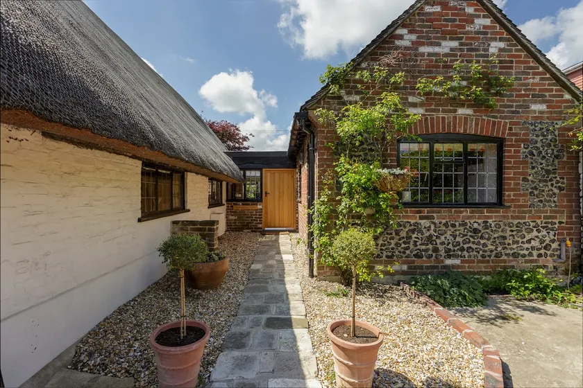 Luxury self-contained annexe near Chichester - Image 1