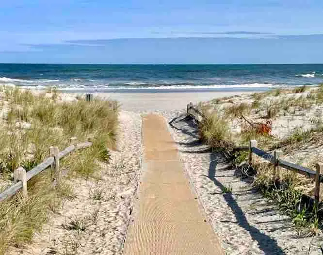 Beach Block Sea Escape~Free Street Parking~Linens - Image 1