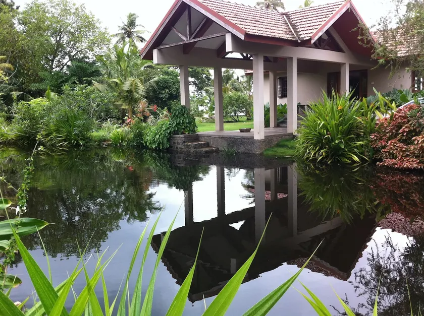 LAKE HOUSE w Tropical Garden - Image 1