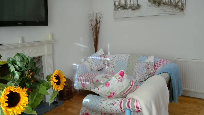 Charming 2 bedroom ground floor apartment - Image 1