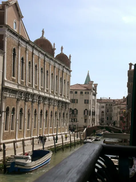 Typical Venetian house on the canal - Image 1