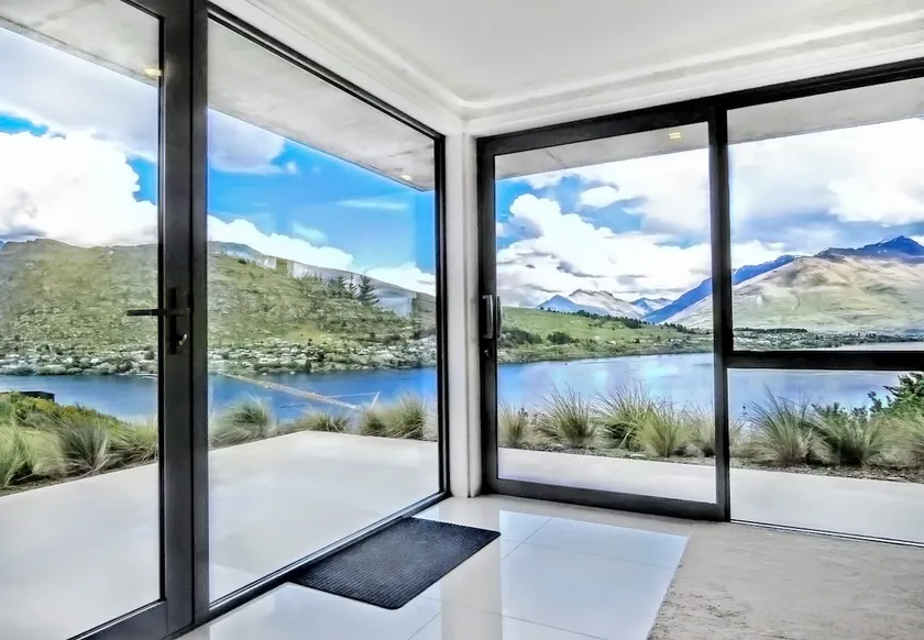 Executive Living in Bluewater - Image 1