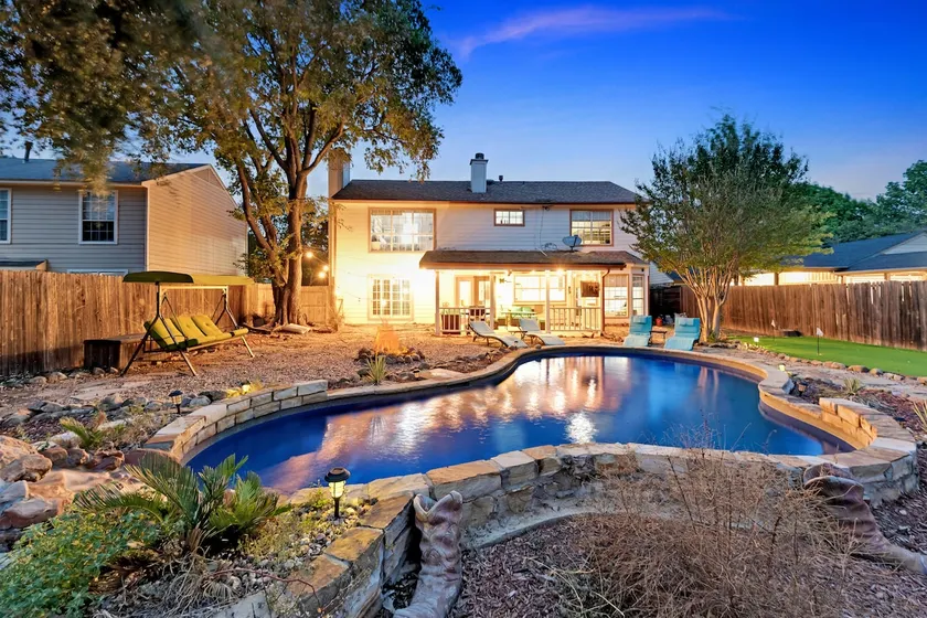 5 BR w/pool, minutes to Six flags, AT&T stadium• - Image 1