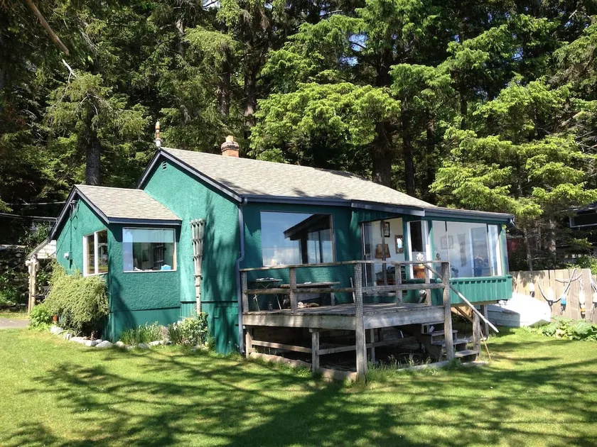 Beach front house with guest cabin! - Image 1