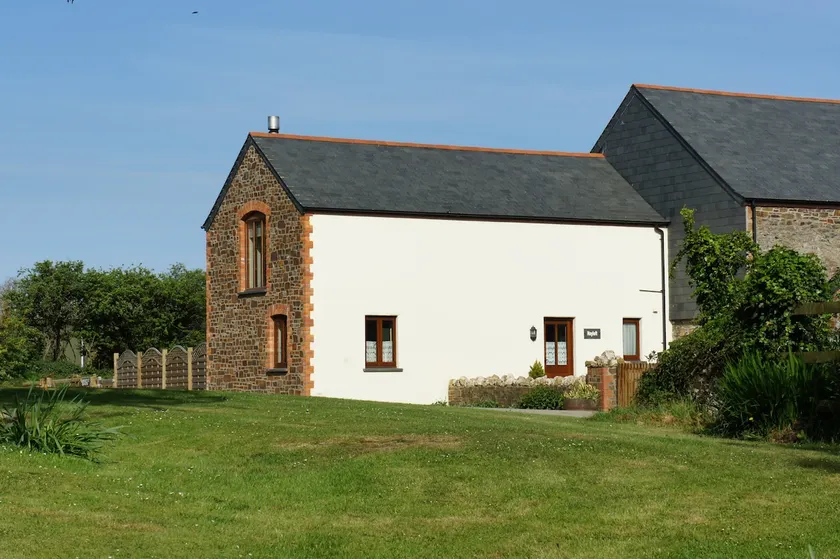 Hayloft - Quiet farm stay with fishing - Image 1