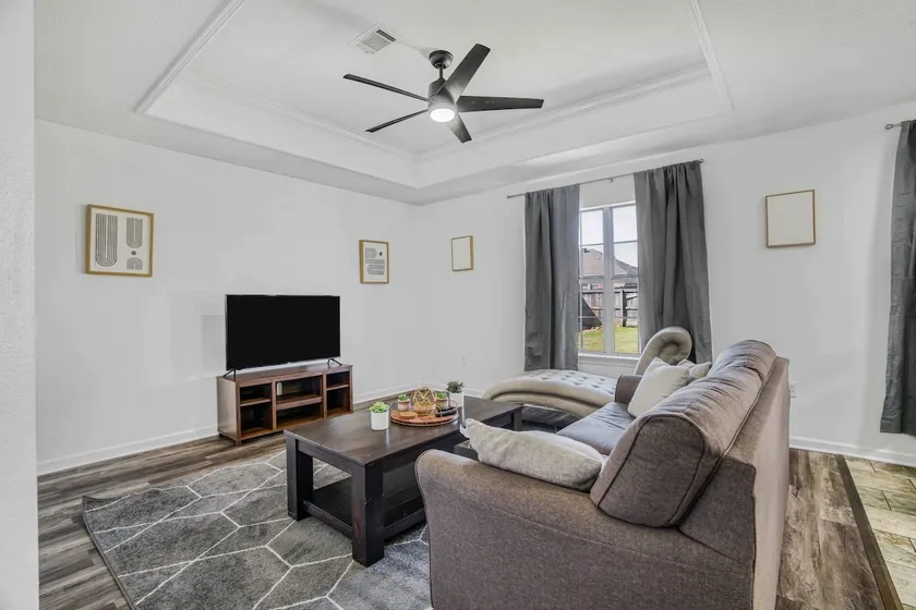 3 BR Amazing & Spacious Fully Fenced Home - Image 1