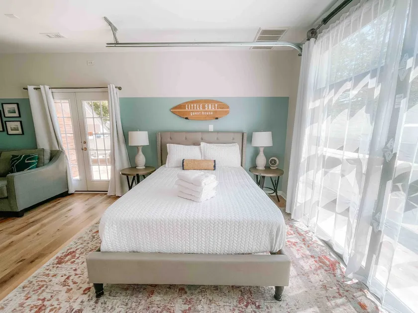 Little Salt Guest House: steps from the water - Image 1
