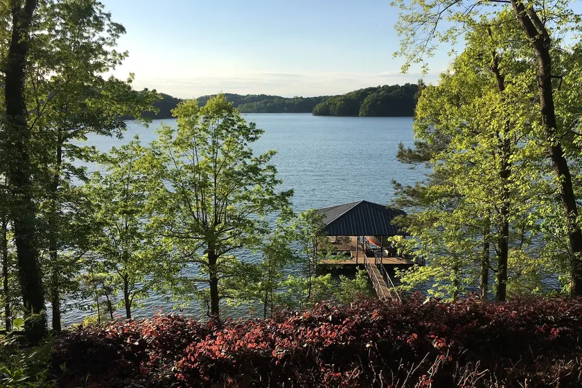 Charming lakefront cottage on Lake Lanier w/dock - Image 1