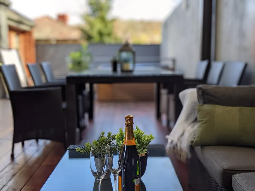 Central 3 bed 2 bath - outdoor living space - Image 1